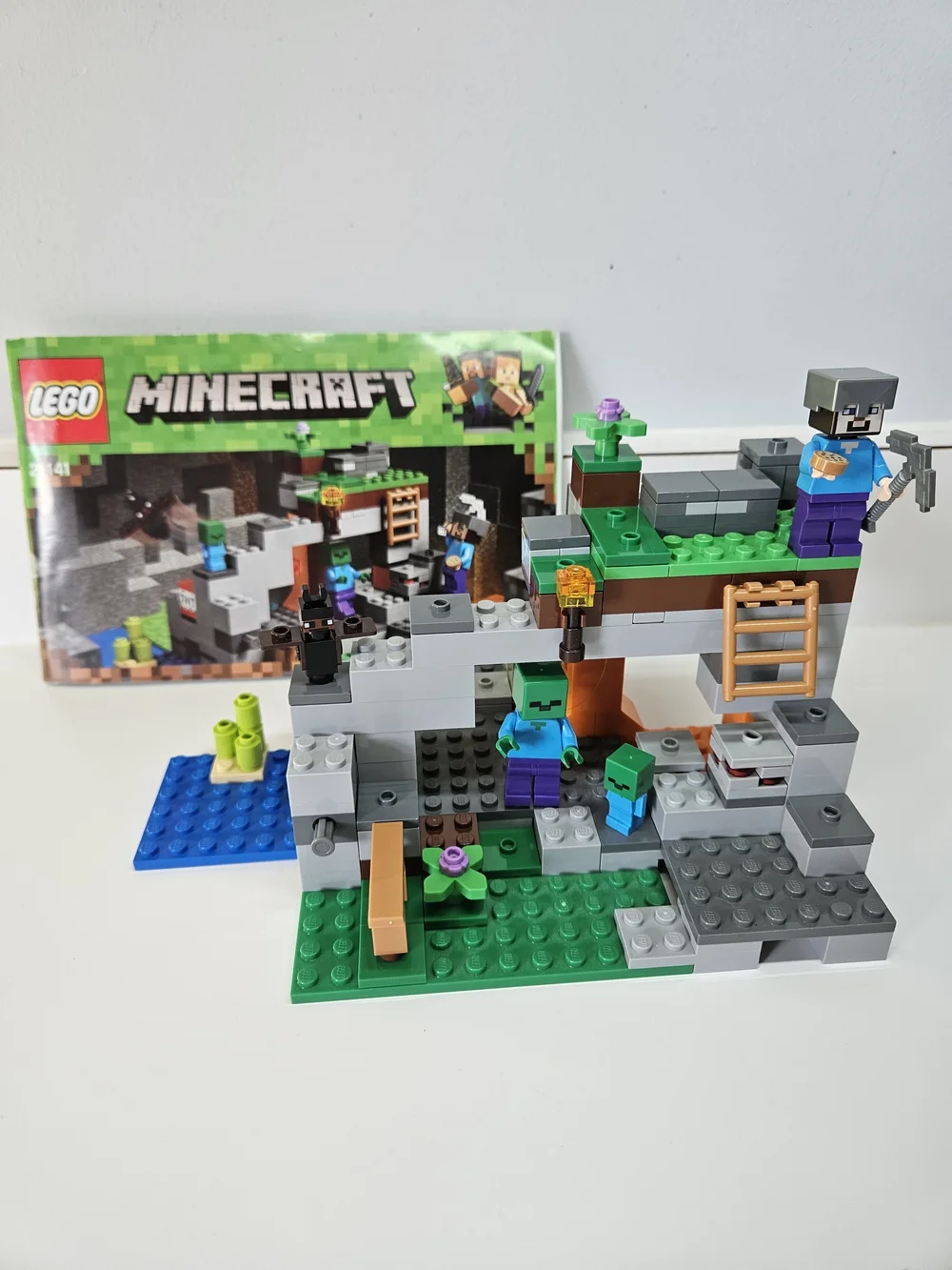 LEGO Minecraft The Zombie Cave 21141 100% Complete Set with Manual Minifigures